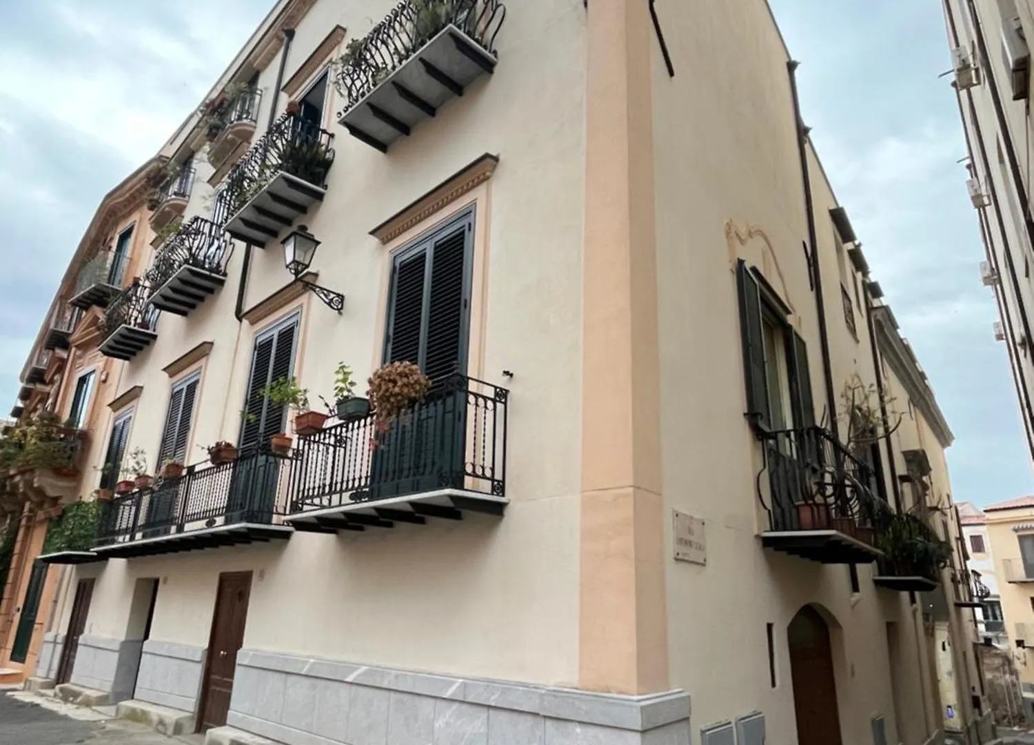 Palazzo Dei Duchi D'Amico - Apartment -