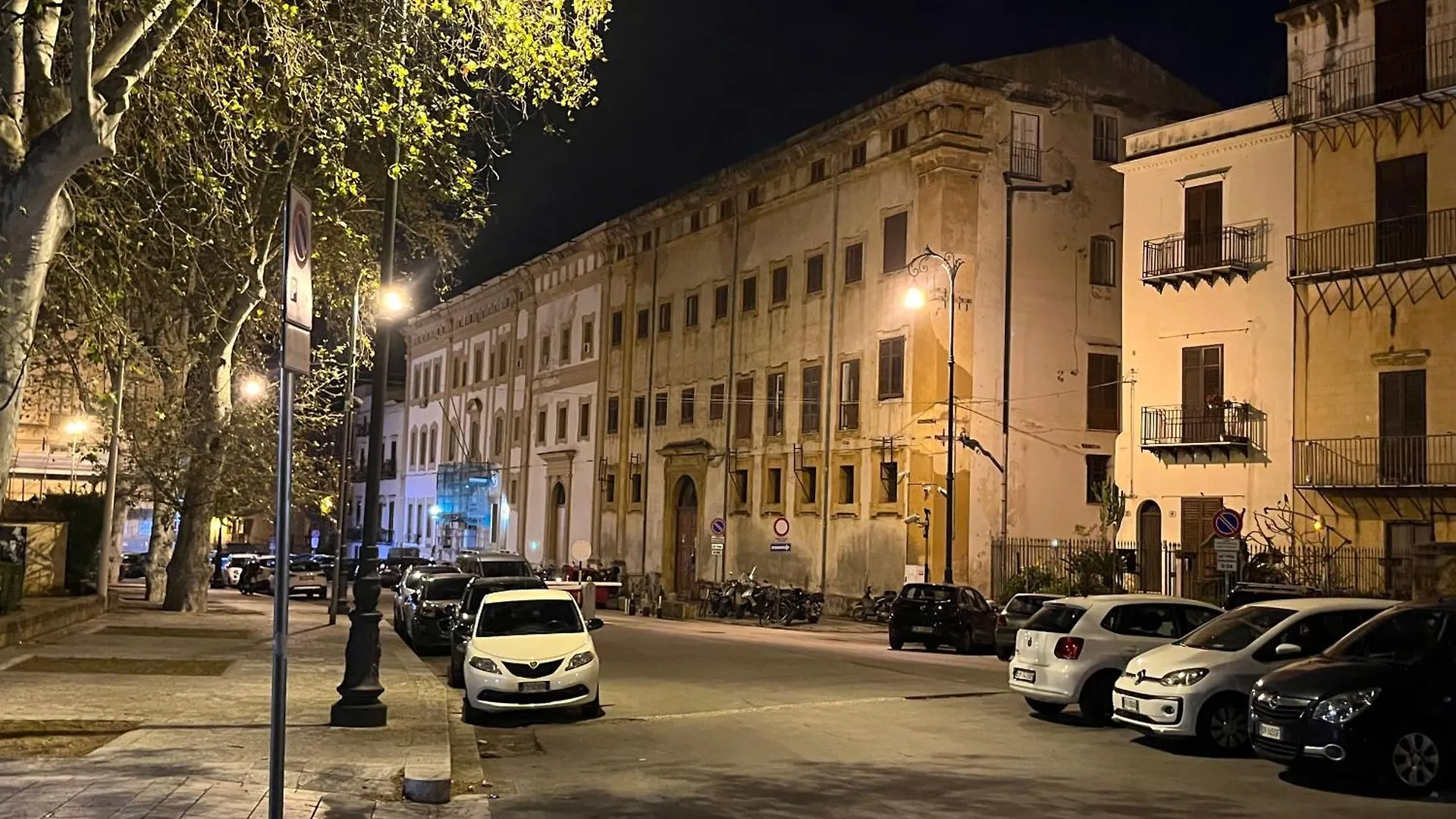 Palazzo Dei Duchi D'Amico - Apartment -